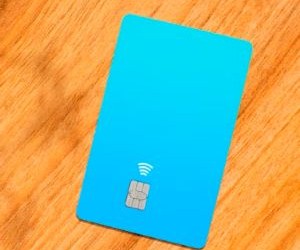 As criptomoedas oferecem alto potencial de retorno e maior liberdade financeira por meio da descentralização, operando em um mercado aberto 24 horas por dia, 7 dias por semana. No entanto, são um ativo de alto risco devido à extrema volatilidade e à falta de regulamentação. Os principais riscos incluem perdas rápidas e falhas de segurança cibernética. A chave para o sucesso é investir somente com uma estratégia clara e com capital que não comprometa sua estabilidade financeira.