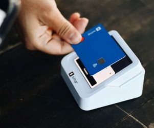 As criptomoedas oferecem alto potencial de retorno e maior liberdade financeira por meio da descentralização, operando em um mercado aberto 24 horas por dia, 7 dias por semana. No entanto, são um ativo de alto risco devido à extrema volatilidade e à falta de regulamentação. Os principais riscos incluem perdas rápidas e falhas de segurança cibernética. A chave para o sucesso é investir somente com uma estratégia clara e com capital que não comprometa sua estabilidade financeira.