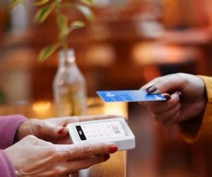 As criptomoedas oferecem alto potencial de retorno e maior liberdade financeira por meio da descentralização, operando em um mercado aberto 24 horas por dia, 7 dias por semana. No entanto, são um ativo de alto risco devido à extrema volatilidade e à falta de regulamentação. Os principais riscos incluem perdas rápidas e falhas de segurança cibernética. A chave para o sucesso é investir somente com uma estratégia clara e com capital que não comprometa sua estabilidade financeira.