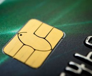 Commodities como ouro, petróleo, produtos agrícolas e metais industriais oferecem oportunidades para diversificar seu portfólio e se proteger contra a inflação, mas também são ativos de alto risco devido à volatilidade de preços, tensões geopolíticas e choques de oferta e demanda; a chave é investir com uma estratégia clara, uma compreensão dos fatores subjacentes do mercado e somente com capital que não comprometa sua estabilidade financeira.