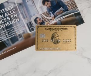 Commodities como ouro, petróleo, produtos agrícolas e metais industriais oferecem oportunidades para diversificar seu portfólio e se proteger contra a inflação, mas também são ativos de alto risco devido à volatilidade de preços, tensões geopolíticas e choques de oferta e demanda; a chave é investir com uma estratégia clara, uma compreensão dos fatores subjacentes do mercado e somente com capital que não comprometa sua estabilidade financeira.