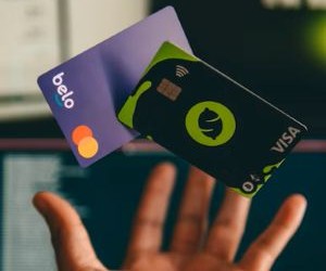 Commodities como ouro, petróleo, produtos agrícolas e metais industriais oferecem oportunidades para diversificar seu portfólio e se proteger contra a inflação, mas também são ativos de alto risco devido à volatilidade de preços, tensões geopolíticas e choques de oferta e demanda; a chave é investir com uma estratégia clara, uma compreensão dos fatores subjacentes do mercado e somente com capital que não comprometa sua estabilidade financeira.