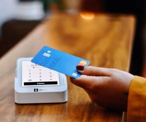 Commodities como ouro, petróleo, produtos agrícolas e metais industriais oferecem oportunidades para diversificar seu portfólio e se proteger contra a inflação, mas também são ativos de alto risco devido à volatilidade de preços, tensões geopolíticas e choques de oferta e demanda; a chave é investir com uma estratégia clara, uma compreensão dos fatores subjacentes do mercado e somente com capital que não comprometa sua estabilidade financeira.