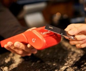 Commodities como ouro, petróleo, produtos agrícolas e metais industriais oferecem oportunidades para diversificar seu portfólio e se proteger contra a inflação, mas também são ativos de alto risco devido à volatilidade de preços, tensões geopolíticas e choques de oferta e demanda; a chave é investir com uma estratégia clara, uma compreensão dos fatores subjacentes do mercado e somente com capital que não comprometa sua estabilidade financeira.