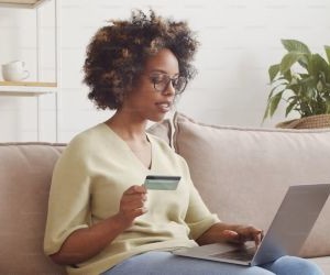 Commodities como ouro, petróleo, produtos agrícolas e metais industriais oferecem oportunidades para diversificar seu portfólio e se proteger contra a inflação, mas também são ativos de alto risco devido à volatilidade de preços, tensões geopolíticas e choques de oferta e demanda; a chave é investir com uma estratégia clara, uma compreensão dos fatores subjacentes do mercado e somente com capital que não comprometa sua estabilidade financeira.