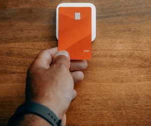 Commodities como ouro, petróleo, produtos agrícolas e metais industriais oferecem oportunidades para diversificar seu portfólio e se proteger contra a inflação, mas também são ativos de alto risco devido à volatilidade de preços, tensões geopolíticas e choques de oferta e demanda; a chave é investir com uma estratégia clara, uma compreensão dos fatores subjacentes do mercado e somente com capital que não comprometa sua estabilidade financeira.