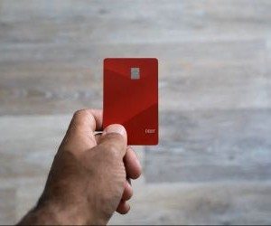 As criptomoedas oferecem alto potencial de retorno e maior liberdade financeira por meio da descentralização, operando em um mercado aberto 24 horas por dia, 7 dias por semana. No entanto, são um ativo de alto risco devido à extrema volatilidade e à falta de regulamentação. Os principais riscos incluem perdas rápidas e falhas de segurança cibernética. A chave para o sucesso é investir somente com uma estratégia clara e com capital que não comprometa sua estabilidade financeira.