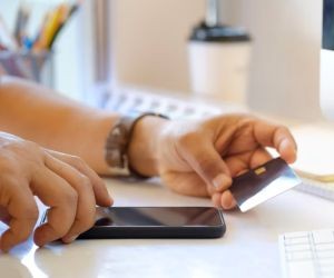 O mercado Forex oferece oportunidades de lucro com as flutuações entre moedas globais em um mercado altamente líquido que opera 24 horas por dia, mas também é uma área de alto risco devido à alavancagem, à forte volatilidade e ao impacto de notícias macroeconômicas; a chave é operar com uma estratégia clara, gerenciamento de risco rigoroso e apenas com capital que você possa perder sem afetar sua estabilidade financeira.