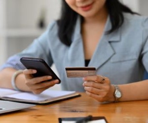 As criptomoedas oferecem alto potencial de retorno e maior liberdade financeira por meio da descentralização, operando em um mercado aberto 24 horas por dia, 7 dias por semana. No entanto, são um ativo de alto risco devido à extrema volatilidade e à falta de regulamentação. Os principais riscos incluem perdas rápidas e falhas de segurança cibernética. A chave para o sucesso é investir somente com uma estratégia clara e com capital que não comprometa sua estabilidade financeira.