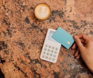 As criptomoedas oferecem alto potencial de retorno e maior liberdade financeira por meio da descentralização, operando em um mercado aberto 24 horas por dia, 7 dias por semana. No entanto, são um ativo de alto risco devido à extrema volatilidade e à falta de regulamentação. Os principais riscos incluem perdas rápidas e falhas de segurança cibernética. A chave para o sucesso é investir somente com uma estratégia clara e com capital que não comprometa sua estabilidade financeira.